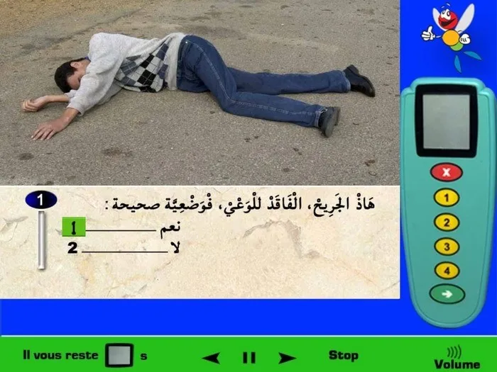 عندما يكون جريح فاقد الوعي فإن وضعه على جابنه الأيمن هي الوضعية الصحيحة. إذن هذه الوضعية صحيحة.