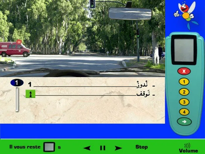سيارة الإسعاف في مهمّة وهذا واضح من خلال ضوء التّنبيه بالأحمر الذي يشتغل فوقها، عندما تكون سيارة الإسعاف في مهمّة إستعجالية فالأولوية لها على الرّغم من أن الإشارة الضوئية خضراء. إذن في هذه الحالة يجب عليّ الوقوف والسّماح لسيارة الإسعاف بالمرور.