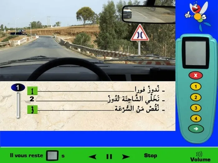 العلامة الطّرقية تعني إنتباه خطر طريق ضيّقة على الجانبين (قنطرة)، توجد شاحنة قادمة من الأمام ولكي يكون التّقابل سهل فالقاعدة تقول عندما نتواجد في طريق ضيّقة ونتقابل مع عربة يتجاوز طولها 7 أمتار أو يتجاوز عرض العربة 2 أمتار فيجب عليها الوقوف والسّماح للعربة الأخرى بالمرور أوّلا. إذن في هذه الحالة أقوم بالمرور أنا الأول وأقوم بالإنقاص من السّرعة بما أنه يوجد خطر طريق ضيّقة.