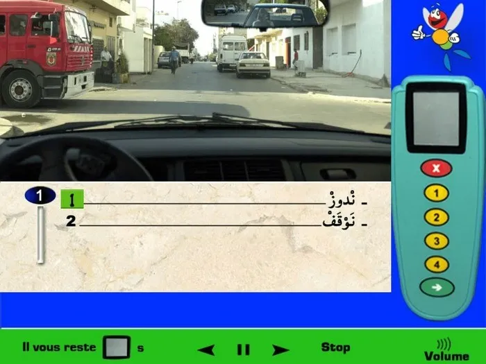 بما أن سيارة الإطفاء لا تستعمل إشارات التّنبيه فهي تعتبر في هذه الحالة عربة عادية مثل باقي العربات وليس لها حق الأسبقية، إذن بما أنني أتواجد على يمين سيارة الإطفاء ولا توجد علامات طرقية تنظّم حركة السّير فيجب على سيارة الإطفاء أن تعطيني حق الأسبقية، إذن في هذه الحالة أقوم بالمرور أولا.