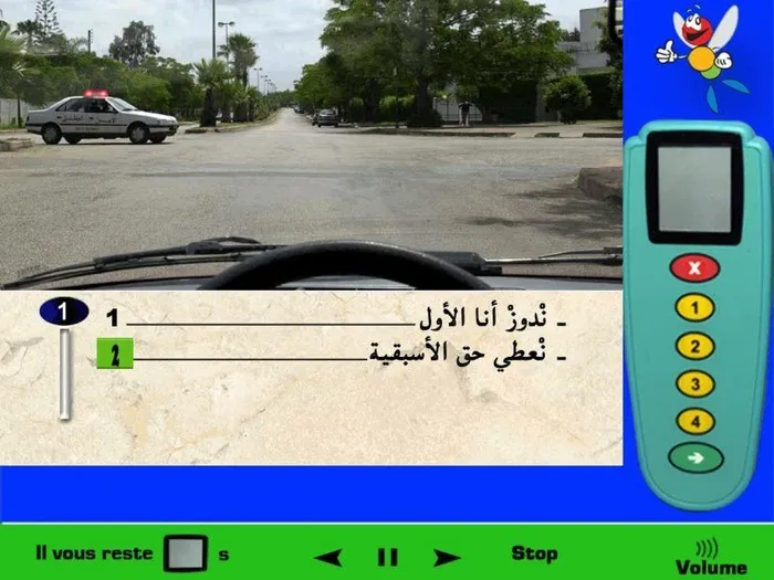 الأسبقية للسيّارات المتواجدة على اليمين في ملتقى الطّرق وأنا أتواجد على يمين سيارة الشّرطة إذن الأسبقية لي، لكن سيارة الشّرطة في مهمّة وهذا واضح من خلال ضوء التّنبيه بالأحمر الذي يشتغل فوقها، عندما تكون سيارة الشّرطة في مهمّة إستعجالية فالأولوية لها دائما. إذن في هذه الحالة سوف أعطي حق الأسبقية لسيّارة الشرطة بالمرور أوّلا.