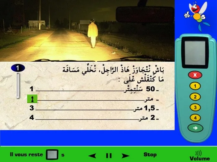 داخل التّجمع السّكني لكي أقوم بتجاوز راجل فيجب علينا ترك مسافة جانبية لا تقل عن متر واحد، وخارج التجمع السكني فأقوم بترك مسافة جانبية لا تقل عن متر ونصف، في هذه الحالة فيظهر في الصورة وجود منازل إذن نحن نتواجد داخل تجمع سكني، إذن بما أنني أتواجد داخل تجمع سكني فيحب عليّ ترك مسافة جانبية لا تقل عن متر واحد لكي أقوم بتجاوز هذا الرّاجل. الإجابة الصّحيحة هي رقم 2.