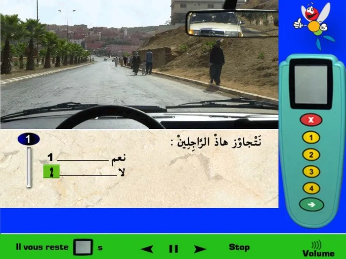 المرآة الدّاخلية للسيّارة توضّح أنه توجد سيّارة تستعد لتجاوزي. إذن في هذه الحالة لا يمكنني تجاوز هؤلاء الرّاجلين.