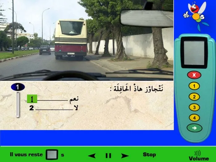 المرآة الدّاخلية للسيّارة توضّح أنه لا توجد عربة تستعد لتجاوزي. إذن في هذه الحالة بما أنه لا توجد عربة تستعد لتجاوزي والطّريق التي أتواجد فيها فهي ذات إتّجاه واحد إذن يمكنني تجاوز هذه الحافلة. (لا يوجد تشوير يوضّح أنها طريق ذات إتّجاه واحد، لكن لو لاحظت جيّدا في الصورة ففي الجهة الأخرى توجد سيارات قادمة من الإتّجاه المعاكس وهذا يدل على أن هذه الطّريق ذات إتّجاه واحد).