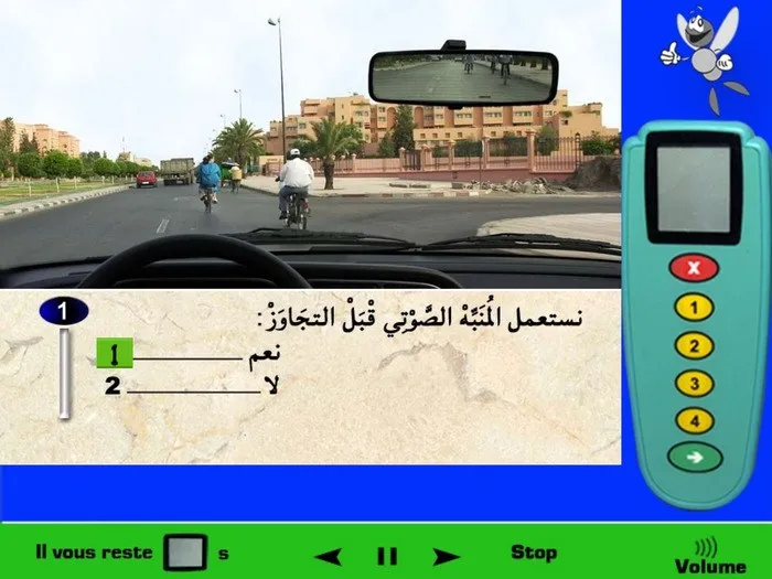 نحن نعلم أن إستعمال المنبّه الصوتي ممنوع داخل التجمّع السّكني لكن صيغة السؤال والحالة فهي تشير إلى عملية التّجاوز، بمعنى أن السؤال ليس فقط هل أستعمل المنبّه الصوتي، لكن السؤال صيغته تقول هل أستعمل المنبّه الصوتي لكي أتجاوز، وهنا يقصد التّجاوز، ونحن نعلم أنه عندما نريد التّجاوز فيجب علينا التّنبيه بإشارة ضوئية أو بالمنبّه الصوتي، الإشارة الضوئية هنا ليست فعّالة ولن يراها سائقو الدّراجات خصوصا في النّهار لذلك سوف أقوم بإستعمال منبّه الصوتي قبل عملية التّجاوز. إذن في هذه الحالة أقوم بإستعمال المنبّه الصوتي قبل التّجاوز.