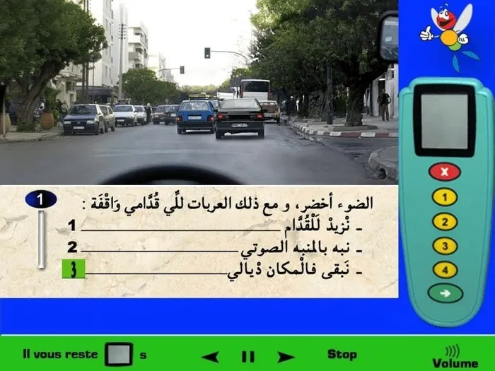 حركة السّير واقفة والعربات التي أمامي واقفة على الرغم من أن الإشارة الضوئية خضراء، لذلك من أداب الطريق أني أقف ولا أكمل السير للأمام لأنه يوجد على يميني ملتقى الطرق ويمكن أن تستعمله عربات أخرى للمرور، فإذا أكملت السير وحركة السّير واقفة فسوف أغلق ذلك الطريق على اليمين، لذلك من أداب الطّريق أني أقف وأنتظر العربات التي أمامي لكي تسير وأقوم بمتابعة السير. كما أن إستعمال المنبّه الصوتي داخل المدينة ممنوع عندما لا يوجد خطر.