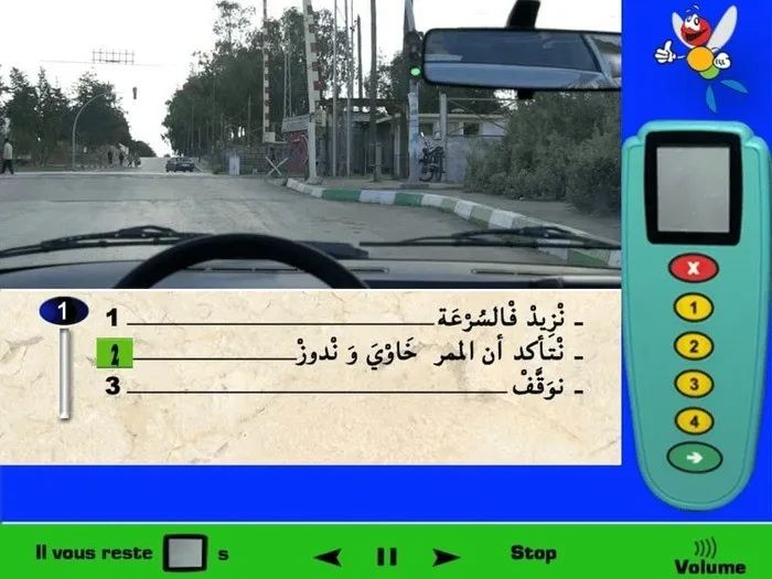 الحواجز مفتوحة والإشارة الضوئية خضراء إذن يمكنني المرور، لكن لا أقوم بالمرور بسرعة لأنه يوجد ملتقى طرق، يجب عليّ الإنتباه وأقوم بالتاكد على أن الممر فارغ وأقوم بعد ذلك بالمرور.